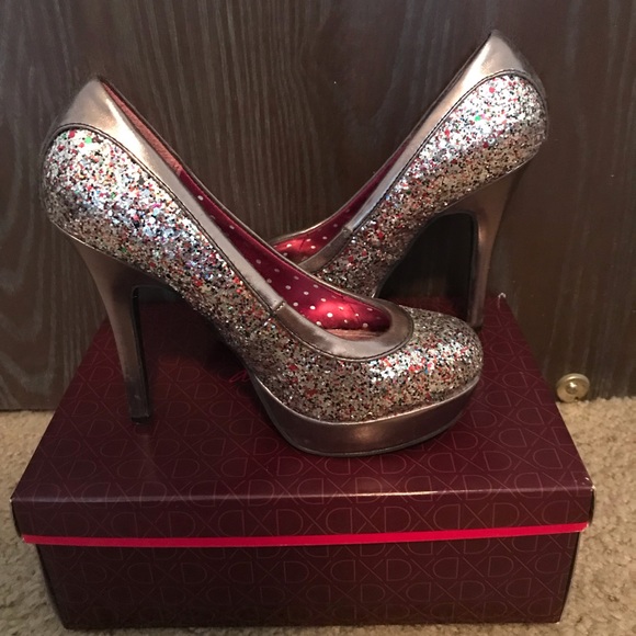 Glittery silver pumps! - Picture 4 of 4